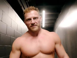 Ridge Holland blickt vom Backstagebereich aus in die Kamera