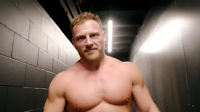 Ridge Holland blickt vom Backstagebereich aus in die Kamera