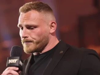 Ridge Holland senkt während seiner Rede den Kopf