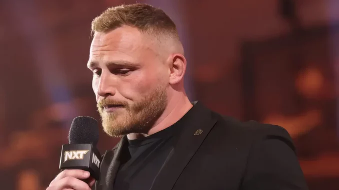 Ridge Holland senkt während seiner Rede den Kopf