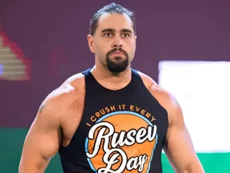 Rusev trägt sein Rusev Day Outfit