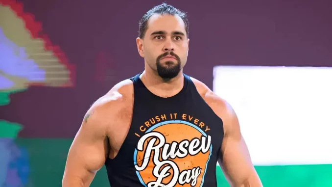Rusev trägt sein Rusev Day Outfit