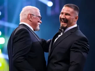 Scott Steiner und Bron Breakker stehen sich lachend gegenüber