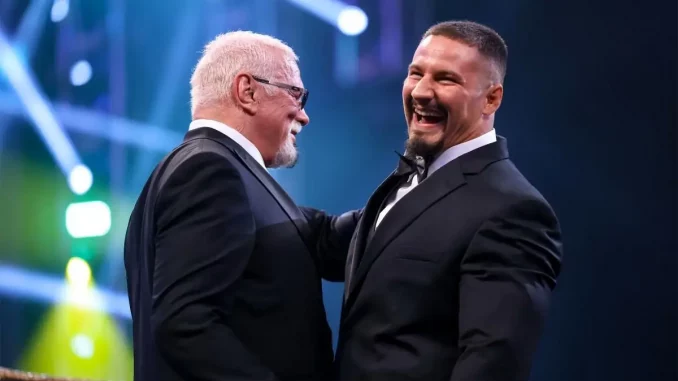 Scott Steiner und Bron Breakker stehen sich lachend gegenüber