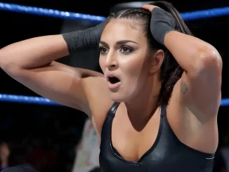 Sonya Deville greift sich fassungslos mit beiden Händen an den Kopf