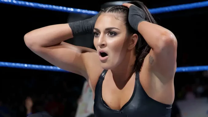 Sonya Deville greift sich fassungslos mit beiden Händen an den Kopf