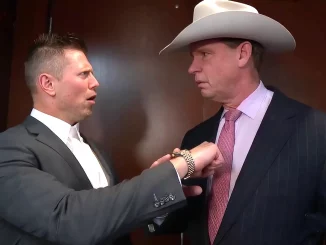The Miz (links) und JBL (rechts) schauen sich angespannt an