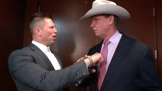 The Miz (links) und JBL (rechts) schauen sich angespannt an
