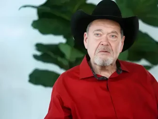 Jim Ross im roten Hemd
