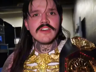 Dominik Mysterio wirkt im Backstagebereich sichtbar mitgenommen