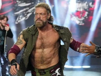 Adam Copeland reicht Fans auf dem Weg zum Ring die Hand