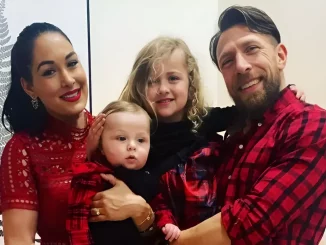 Bryan Danielson mit seiner Frau und seinen Kindern