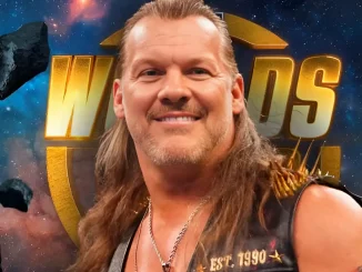 Chris Jericho lächelnd vor dem AEW Worlds End Showlogo