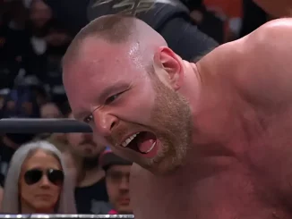 Jon Moxley verspürt sichtlich Schmerzen