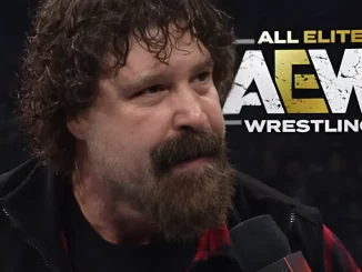Mick Foley am Mikrofon und im Hintergrund das AEW Logo