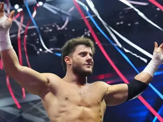 MJF feiert sich im Ring und streckt seine Hände in die Höhe