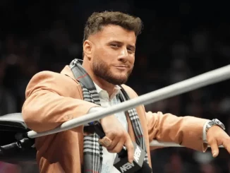 MJF lehnt sich grinsend in die Ringecke