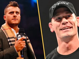 Split-Foto mit MJF am Mikrofon (links) und John Cena lachend (rechts)