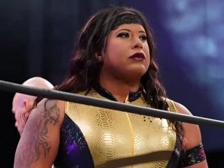 Nyla Rose steht im Ring und sieht angespannt aus