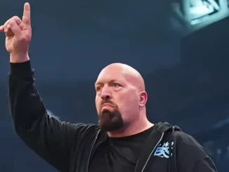 Paul Wight streckt seinen Zeigefinger in die Höhe