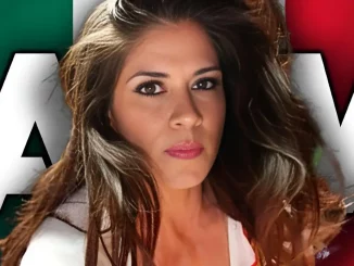 Sarah Stock vor dem AEW Logo und einer mexikanischen Flagge