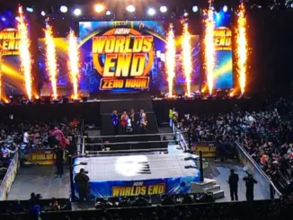 Blick auf die AEW Worlds End Stage mit Feuerwerk