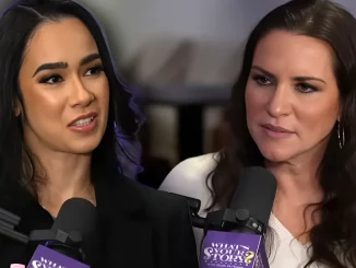 AJ Lee unterhält sich mit Stephanie McMahon im Podcast