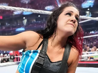 Bayley blickt sichtlich enttäuscht nach oben