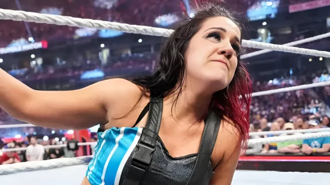 Bayley blickt sichtlich enttäuscht nach oben