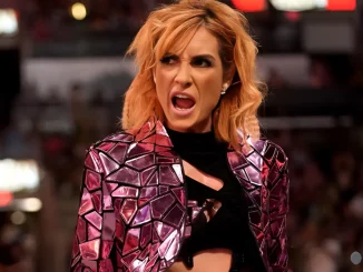 Becky Lynch steht im Ring und sieht sehr verärgert aus