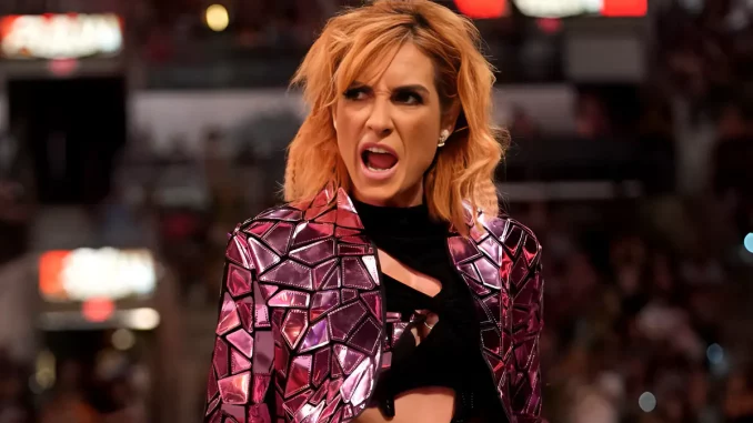 Becky Lynch steht im Ring und sieht sehr verärgert aus