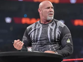 Bill Goldberg unterzeichnet bei WWE RAW ein Dokument