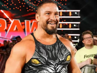 Lächelnd macht sich Bron Breakker auf den Weg zum Ring.