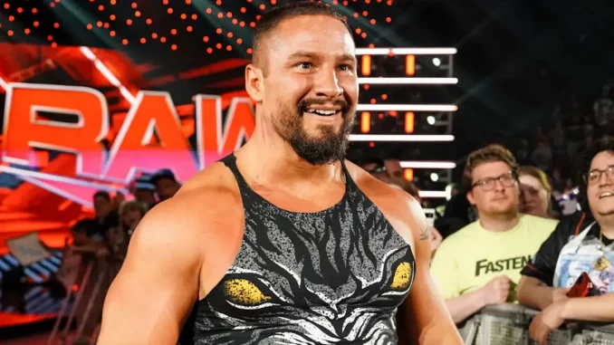 Lächelnd macht sich Bron Breakker auf den Weg zum Ring.