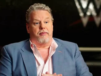 Bruce Prichard hört aufmerksam zu