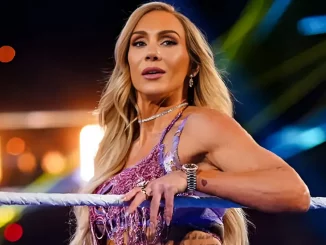 Charlotte Flair steht auf dem Apron und blickt in den Ring