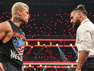 Cody Rhodes und Seth Rollins liefern sich einen Staredown im Ring