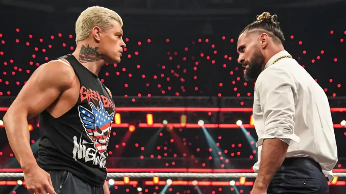 Cody Rhodes und Seth Rollins liefern sich einen Staredown im Ring