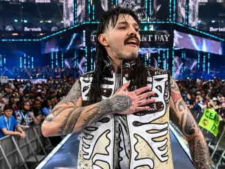 Dominik Mysterio blickt auf der Stage zu den Fans