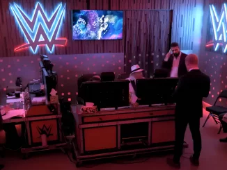 WWE-Mitarbeiter in der Gorilla Position