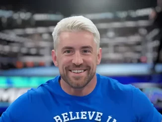 Joe Hendry steht vor einem WWE SmackDown Ring