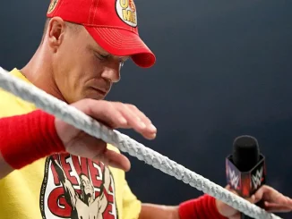 John Cena steht am Ringseil und blickt nach unten