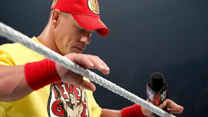 John Cena steht am Ringseil und blickt nach unten