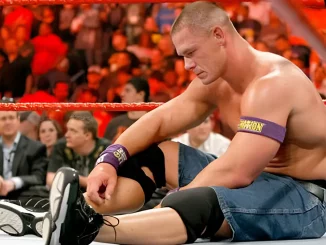 John Cena sitzt niedergeschlagen in der Ringecke