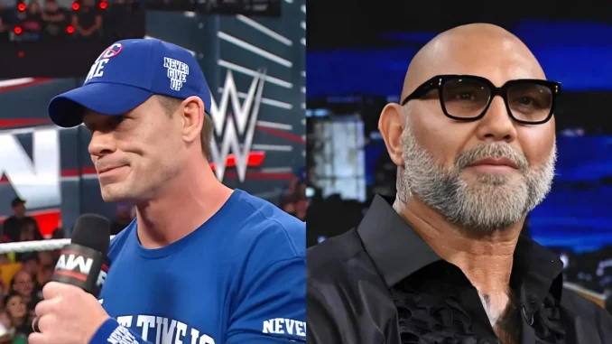 Foto mit John Cena am Mikrofon (links) und Batista mit Sonnenbrille (rechts)