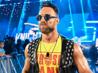 LA Knight trägt seine coole Brille