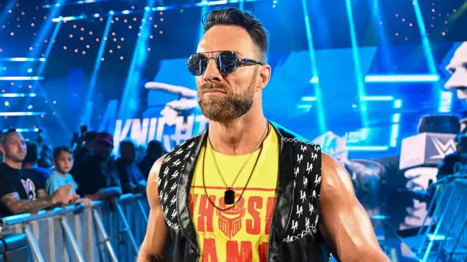 LA Knight trägt seine coole Brille