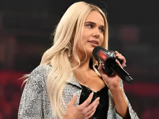 Lana steht am WWE Mikrofon im Ring