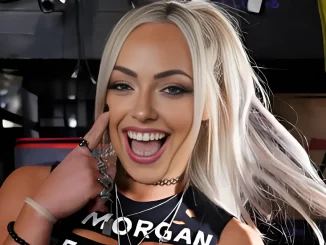 Liv Morgan befindet sich im Backstagebereich und lacht in die Führungskamera