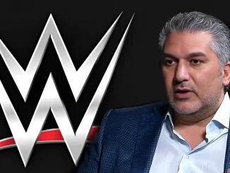 Foto mit dem WWE Logo (links) und Nick Khan (rechts)